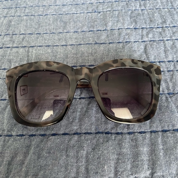 Loft Oversized Throwin’ Shade Sunglasses Gray/Black Tortoise - Picture 8 of 8